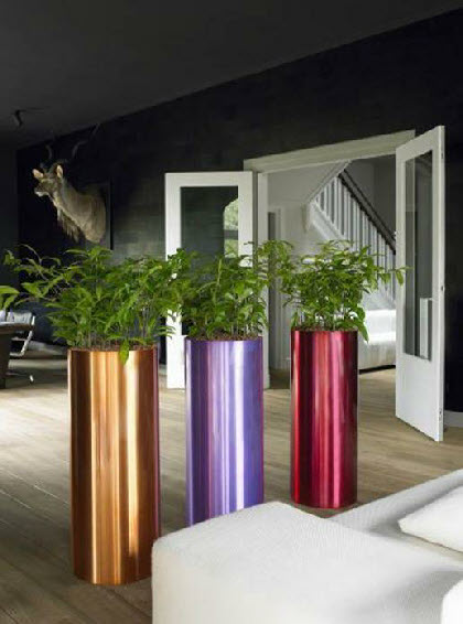 Tall round aluminium plant container with lacquered finish Tall round aluminium plant container with lacquered finish